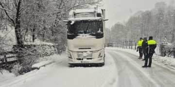 Trafic restricționat temporar în Pasul Șetref, din cauza condițiilor meteo. Circulația a fost reluată complet
