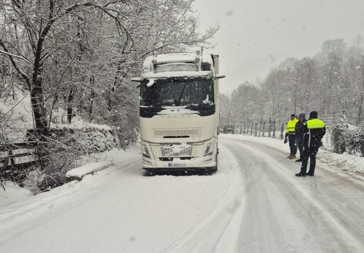 Trafic restricționat temporar în Pasul Șetref, din cauza condițiilor meteo. Circulația a fost reluată complet