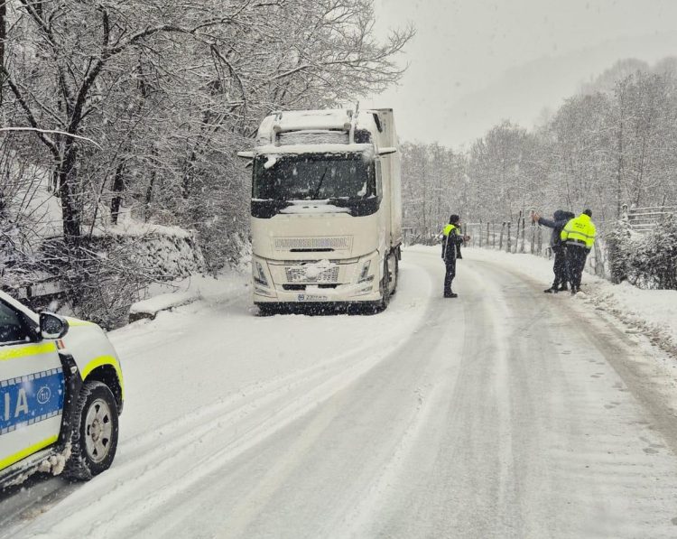 Trafic restricționat temporar în Pasul Șetref, din cauza condițiilor meteo. Circulația a fost reluată complet