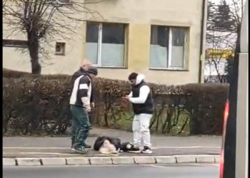 Femeie căzută la Semilună, intervin trecătorii până la sosirea ambulanței