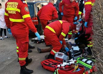 Bărbat căzut pe stradă în Baia Mare. Paramedicii îl resuscitează la fața locului