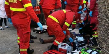 Bărbat căzut pe stradă în Baia Mare. Paramedicii îl resuscitează la fața locului