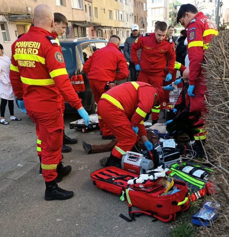 Bărbat căzut pe stradă în Baia Mare. Paramedicii îl resuscitează la fața locului
