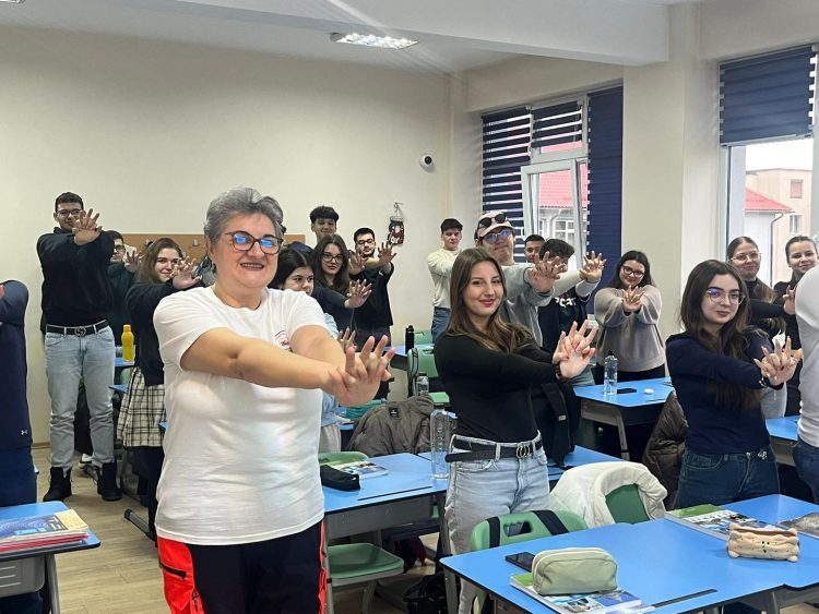 Lecții care salvează vieți: elevii de la „Vasile Lucaciu” au învățat manevrele de prim ajutor
