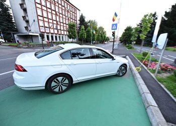 Încep lucrările pentru montarea a 46 de stații de încărcare pentru mașini electrice în Baia Mare