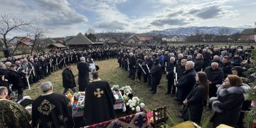 FOTO: Mii de oameni l-au condus pe ultimul drum pe Gheorghe Chindriș Vălenaru