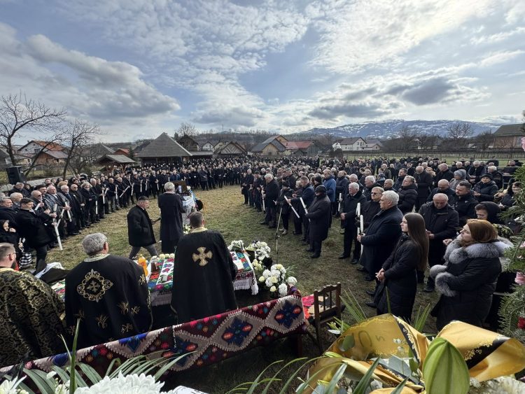 FOTO: Mii de oameni l-au condus pe ultimul drum pe Gheorghe Chindriș Vălenaru