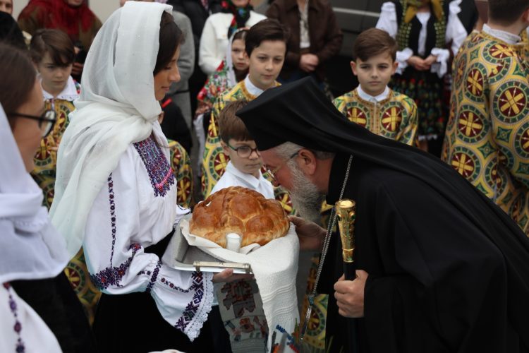 Preasfințitul Părinte Iustin, în mijlocul românilor din Paris, la începutul Postului Mare