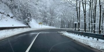 ANM anunță ploi, ninsori și viscol la munte până joi dimineață