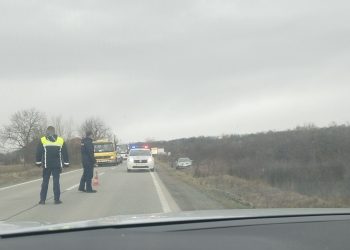 Accident la ieșirea din Remeți spre Ulmeni: mașină ieșită în decor