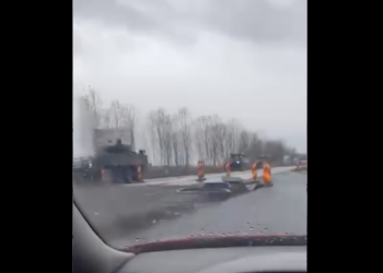 Baia Mare: coloană militară surprinsă în trafic în această după-amiază