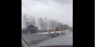 Baia Mare: coloană militară surprinsă în trafic în această după-amiază