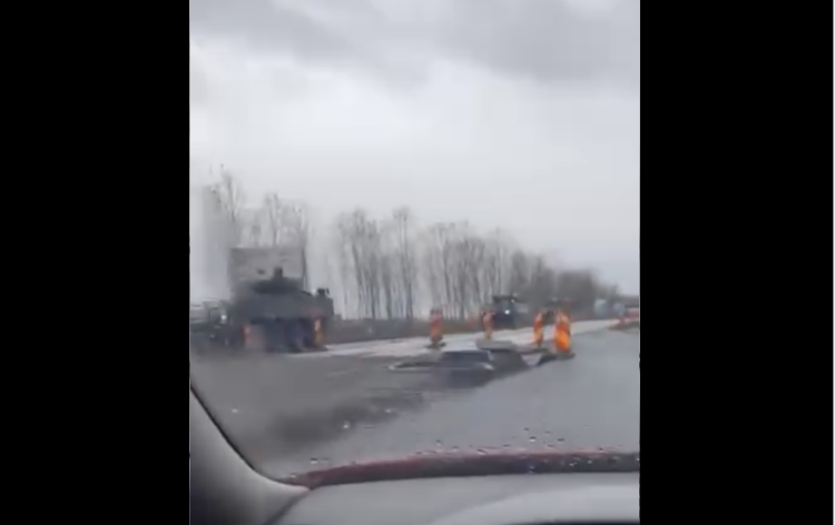 Baia Mare: coloană militară surprinsă în trafic în această după-amiază