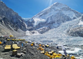 Everest nu mai poate fi escaladat de oricine. Autoritățile din Nepal impun reguli stricte pentru alpiniști