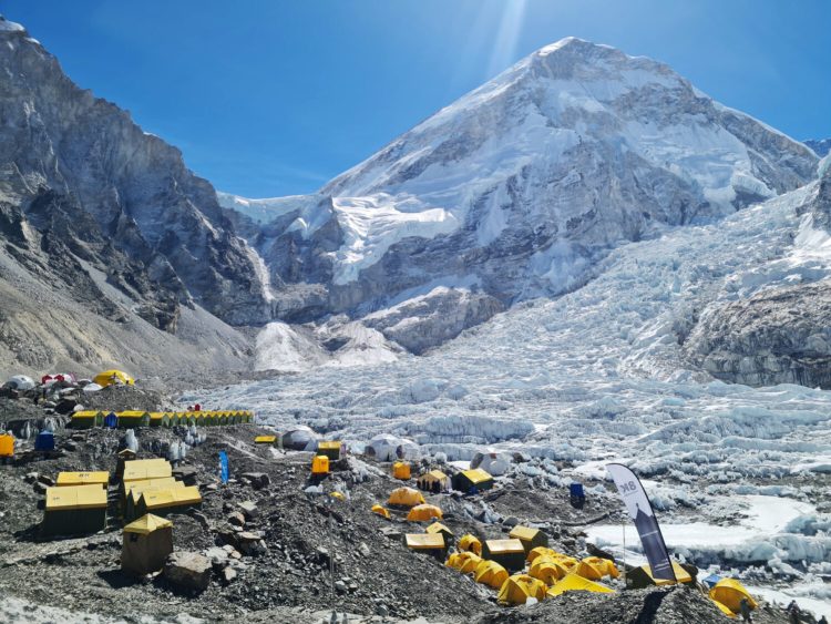Everest nu mai poate fi escaladat de oricine. Autoritățile din Nepal impun reguli stricte pentru alpiniști