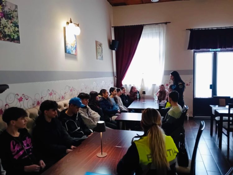 Elevii din Baia Sprie, la dialog cu polițiștii în cadrul proiectului „La limonadă cu un polițist”