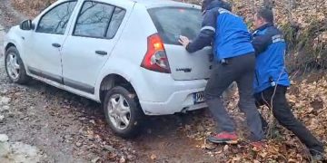 Intervenție a jandarmilor montani la Șuior. Șoferiță blocată pe drumul închis spre Cota 1000