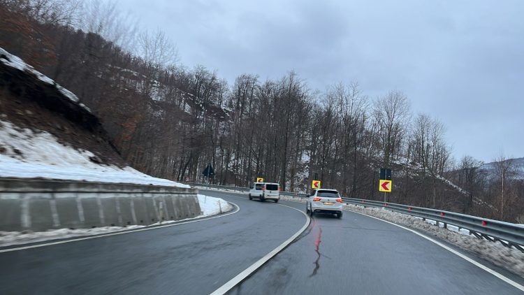 Cum se circulă pe drumurile din județ și cum va fi vremea de azi