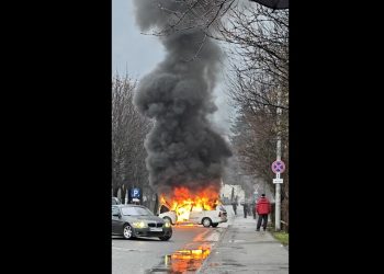 Autoturism cuprins de flăcări pe strada Victor Babeș din Baia Mare