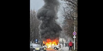 Autoturism cuprins de flăcări pe strada Victor Babeș din Baia Mare