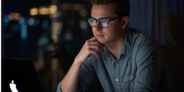 AI și manipularea online: autoritățile lansează un ghid pentru protejarea utilizatorilor