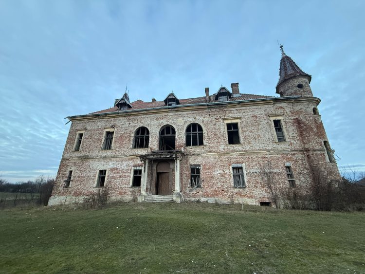 Castelul Teleki – monument istoric sau monument al iluziilor politice?