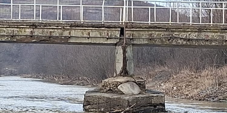 Podul care a trebuit să devină un pericol ca să fie văzut. EDITORIAL