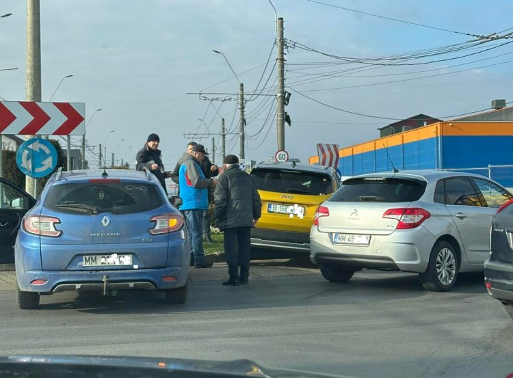 Tamponare într-o intersecție din Baia Mare, trei autoturisme implicate