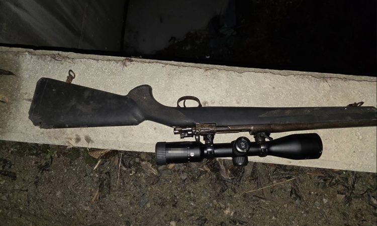Armă de vânătoare descoperită într-o mașină, la Vișeu de Sus. Șofer fără acte, dosar penal – foto