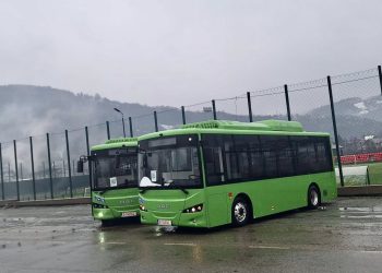 Două autobuze electrice, livrate la Vișeu de Sus printr-un proiect de mobilitate urbană