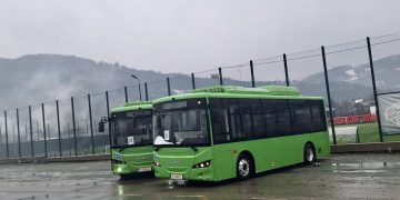 Două autobuze electrice, livrate la Vișeu de Sus printr-un proiect de mobilitate urbană