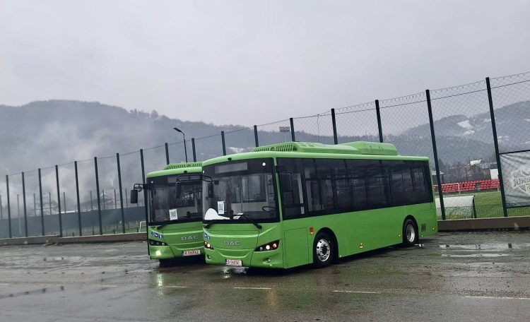 Două autobuze electrice, livrate la Vișeu de Sus printr-un proiect de mobilitate urbană