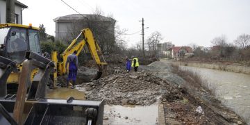 Lucrările la avaria majoră a conductei de apă Dn 800 mm din Baia Mare se prelungesc. Intervenția, mai complexă decât s-a estimat inițial