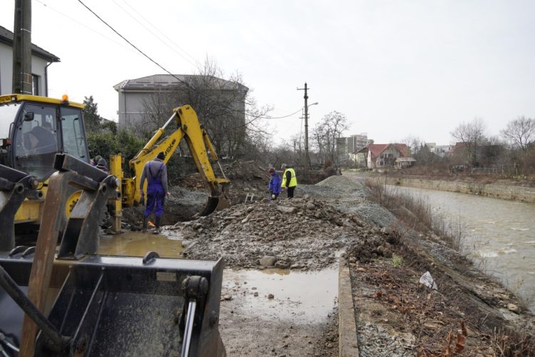 Lucrările la avaria majoră a conductei de apă Dn 800 mm din Baia Mare se prelungesc. Intervenția, mai complexă decât s-a estimat inițial