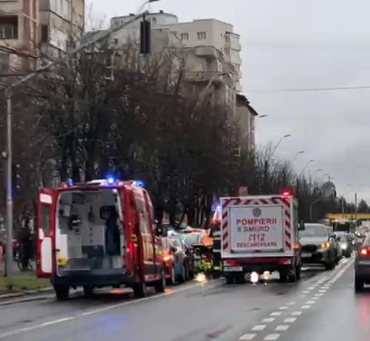 VIDEO: Accident pe bulevardul Decebal din Baia Mare. O persoană rănită
