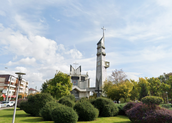 Circulație pietonală RESTRICȚIONATĂ pe trotuarul aferent Bisericii greco-catolice „Sfânta Cruce”