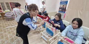 Amintiri, mărțișoare și bucurie – ateliere intergeneraționale la Baia Mare