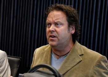 Scandal! Fosta administrație a CJ Maramureș i-a comandat un documentar lui Charlie Ottley, dar a uitat să-l plătească!