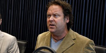 Scandal! Fosta administrație a CJ Maramureș i-a comandat un documentar lui Charlie Ottley, dar a uitat să-l plătească!