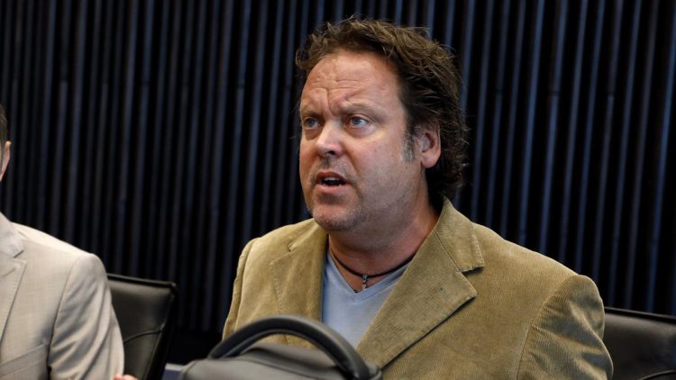 Scandal! Fosta administrație a CJ Maramureș i-a comandat un documentar lui Charlie Ottley, dar a uitat să-l plătească!