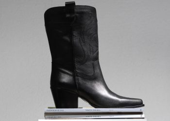 Cum asortezi cizmele de cowboy cu rochii vaporoase de vară?