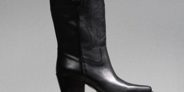 Cum asortezi cizmele de cowboy cu rochii vaporoase de vară?