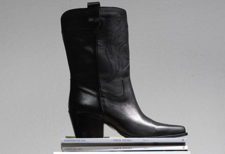 Cum asortezi cizmele de cowboy cu rochii vaporoase de vară?