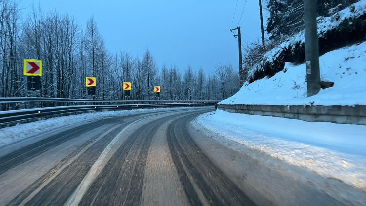 Condiții de iarnă în Pasul Gutâi, în ciuda încălzirii vremii. Circulați cu prudență