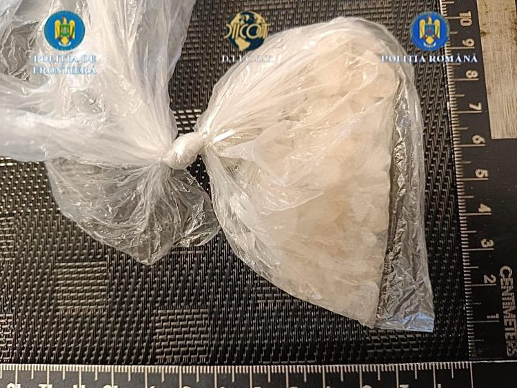 Doi tineri arestați pentru trafic de „cristal” și metamfetamină în Maramureș – foto