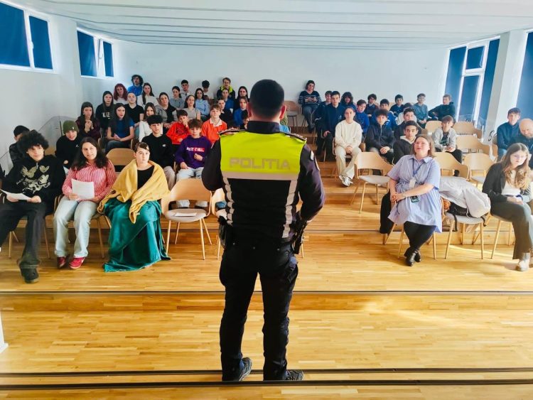 Polițiștii maramureșeni, în școli înainte de vacanță. Lecții despre siguranță pentru elevi