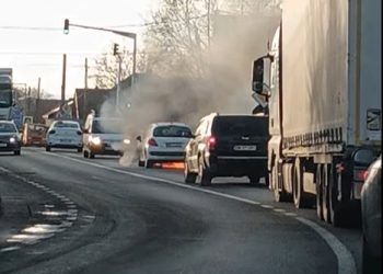 VIDEO: Mașină în flăcări la interesecția cu drumul de Nistru