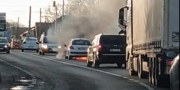 VIDEO: Mașină în flăcări la interesecția cu drumul de Nistru