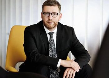 Vânător de nesimțiți! Șase funcții la stat, cinci în privat, circa 2.820 de lei pe zi!