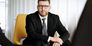 Vânător de nesimțiți! Șase funcții la stat, cinci în privat, circa 2.820 de lei pe zi!